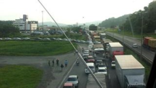 Carreta carregada de bobinas tomba e congestiona as BRs 101 e 470 em Navegantes Carreta carregada de bobinas tomba e congestiona as BRs 101 e 470 em Navegantes